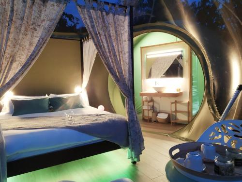 Una cama o camas en una habitación de REMANSO DE TRASFONTAO Casa das Árbores & Bubble
