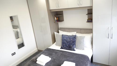 Ein Bett oder Betten in einem Zimmer der Unterkunft The Hatton Rooms