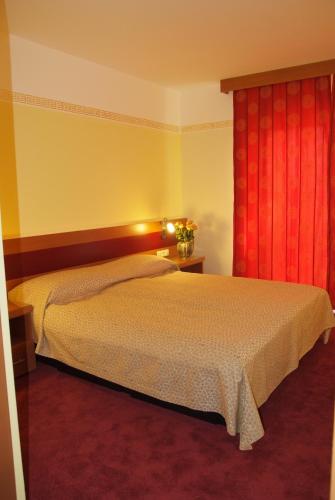 Ένα ή περισσότερα κρεβάτια σε δωμάτιο στο Hotel Vila Emei