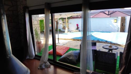 Cette chambre offre une vue sur la piscine depuis sa fenêtre. dans l'établissement Louro's Villa - 12130AL, à Cantanhede