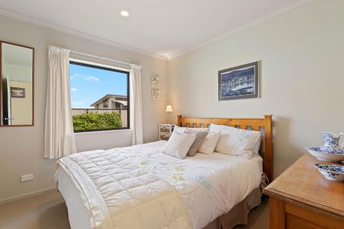 克來德的住宿－23onAlbert，一间卧室设有一张大床和一个窗户。