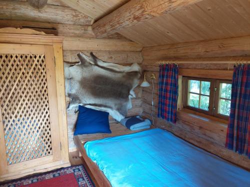 Ένα ή περισσότερα κρεβάτια σε δωμάτιο στο Fossumsanden Camping og Hytter