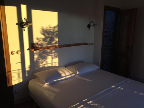 a bed in a room with a window and a bed sidx sidx sidx at Nel Cielo... di Barga in Barga