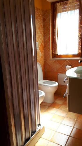 Ένα μπάνιο στο Appartamento ARANCIO