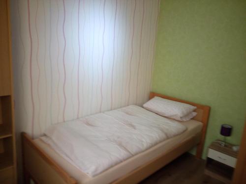 A bed or beds in a room at Monteur - Ferienwohnung Marburg - Biedenkopf - Steffenberg - mit 4 Zimmer und Balkon
