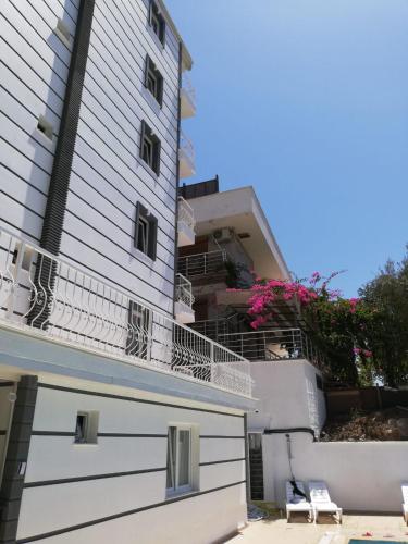 Un balcón o terraza de ÇİÇEK APART OTEL