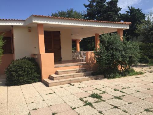 a small house with a porch and stairs at Casa Mare in Solanas