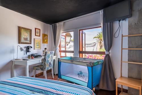 una camera da letto con un acquario accanto a una finestra di Loft La Fuente a Telde