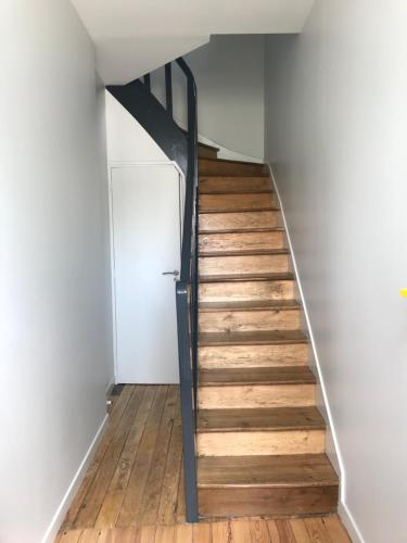 eine Treppe in einem Haus mit Holzböden in der Unterkunft bord de seine in Bar-sur-Seine