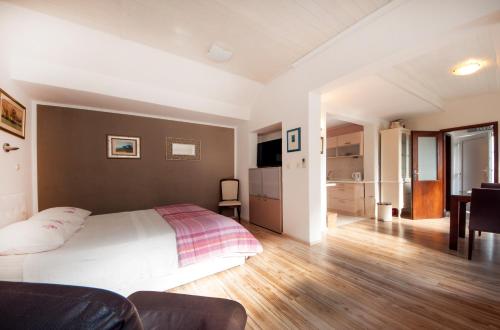 Bruno Split Centre Apartment and Room