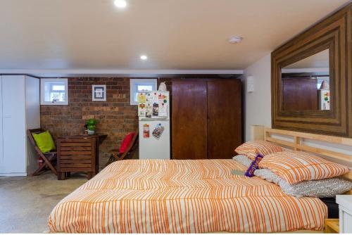 1 dormitorio con 2 camas y nevera en Modern & homely comfort, en Vermont South