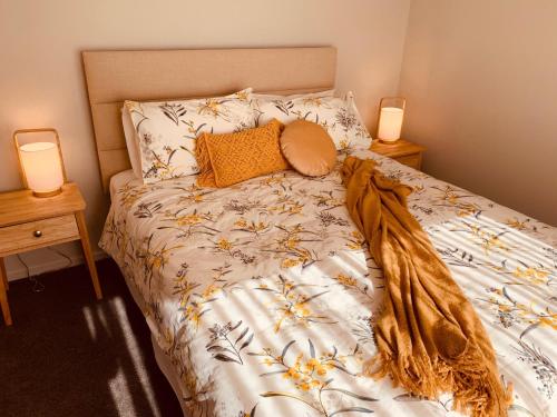 een slaapkamer met een bed met twee lampen erop bij Stunning Brand New Executive Home in Hastings