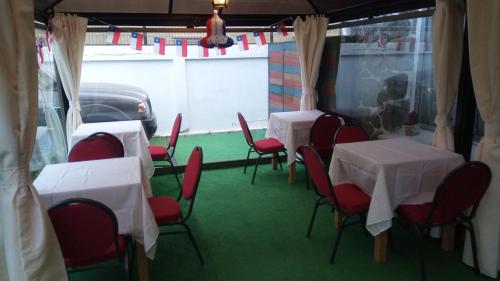 a group of tables and chairs in a room at Hostal Los Castaños in Viña del Mar