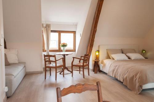 En eller flere senge i et værelse på Villa Mons