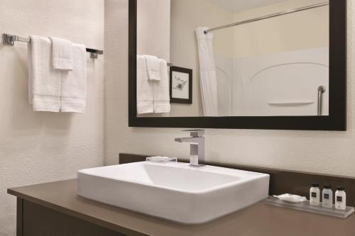 Bagno di Country Inn & Suites by Radisson, Fairborn South, OH