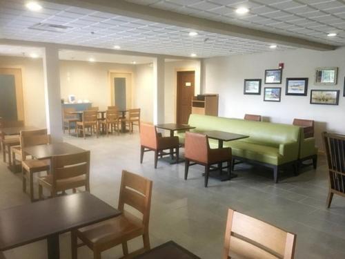 Area soggiorno di Country Inn & Suites by Radisson, Fairborn South, OH