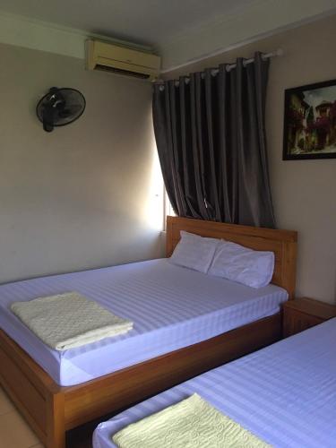 Una cama o camas en una habitación de Khách sạn Hong Kong