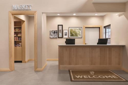 una sala d'attesa con un cartello di benvenuto sul muro di Country Inn & Suites by Radisson, Fairborn South, OH a Fairborn