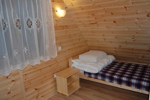 Un pat sau paturi într-o cameră la Ośrodek Niezapominajka