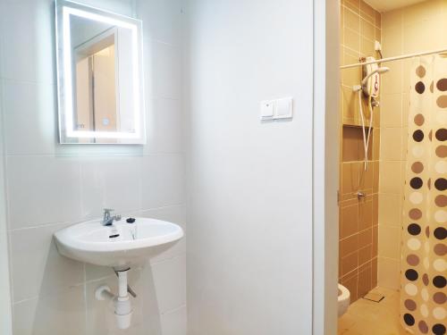 Ένα μπάνιο στο 5-Star Apartment + Infinity Pool, 4 pax, 1 min to Jaya One