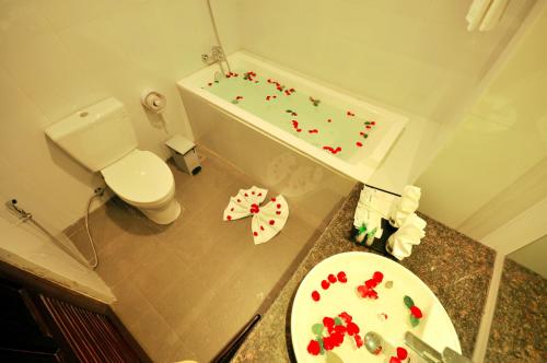 a bathroom with a toilet and a sink and a tub at Bagan Wynn Hotel in Bagan