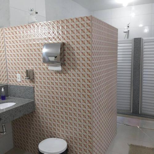 Bilik mandi di Sefiroh Hostel