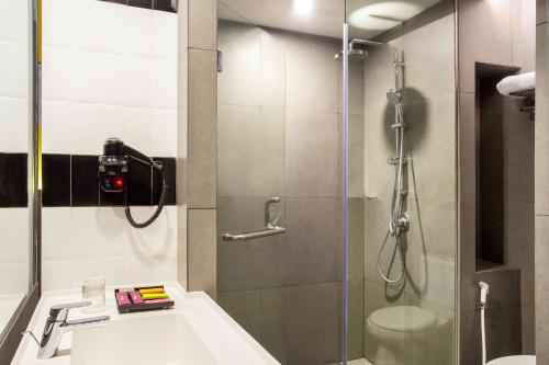 贝克西ibis Styles Bekasi Jatibening的带淋浴和水槽的浴室