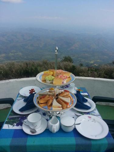 uma mesa com um prato de comida em cima em Kelburne Estate em Haputale