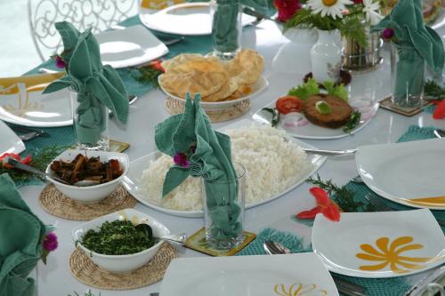 uma mesa com pratos de comida e arroz em Kelburne Estate em Haputale