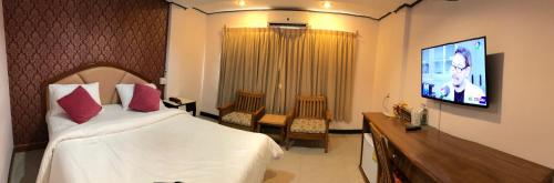 Ein Bett oder Betten in einem Zimmer der Unterkunft At Bangkok Hotel