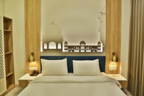 Postel nebo postele na pokoji v ubytování Hotel Ratangarh Palace