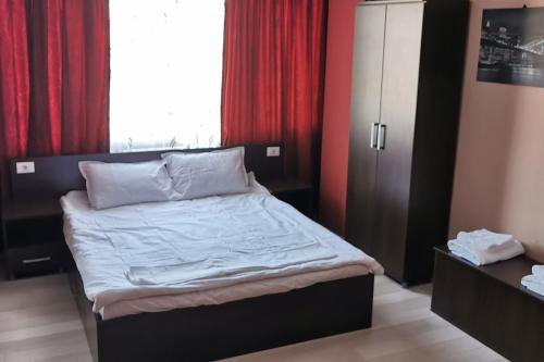 una camera con un letto e una grande finestra di Luxury apartment with two bedrooms and large living room, 100 square meters, city center a Oradea