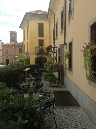 a courtyard with tables and chairs in a building at Antica Trattoria dell'Uva in Monza
