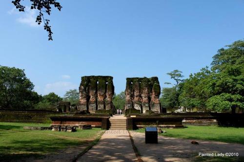 een uitzicht op de ruïnes van een tempel bij Sanctuary Cove Guest House in Polonnaruwa