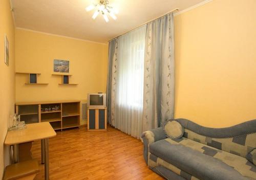 un salon avec un canapé et une table dans l'établissement Zhemchuzhina Kavkaza Hotel, à Jeleznovodsk