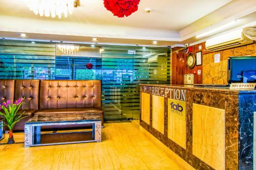 een bar met een bank in het midden van een kamer bij FabHotel Kenil Star in Dehradun
