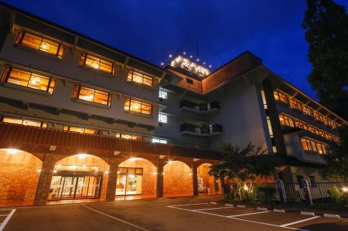 an exterior view of a building at night at Yamanaka Onsen Hanatsubaki in Kaga