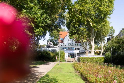 a house in the middle of a garden at Parkhotel Herne in Herne