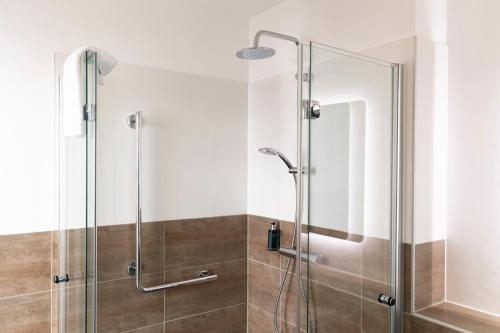 eine Dusche mit Glastür im Bad in der Unterkunft Parkhotel Herne in Herne