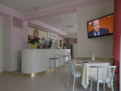 A television and/or entertainment centre at Hotel Explorer