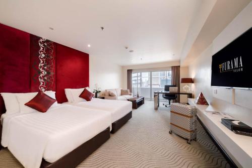 Postel nebo postele na pokoji v ubytování Furama Silom Hotel