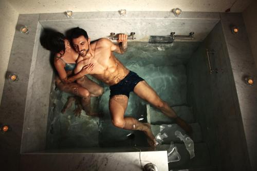 a man and a woman in a bath tub at Rimske Terme Resort in Rimske Toplice