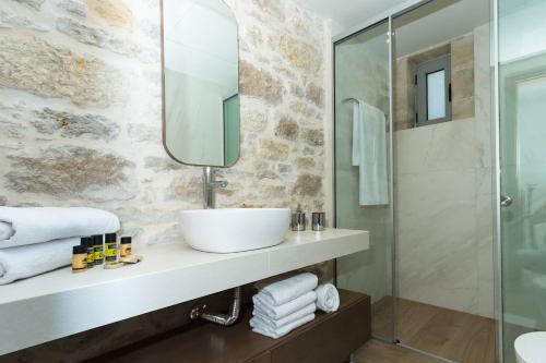 Ένα μπάνιο στο Kamartos Villa 1
