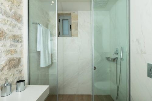 Ένα μπάνιο στο Kamartos Villa 1