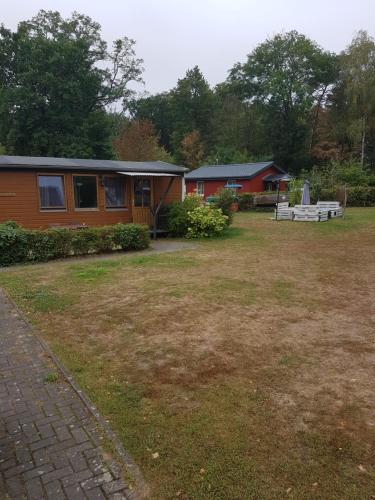 una casa con un patio delante de ella en Ferienpark am Hellsee en Biesenthal
