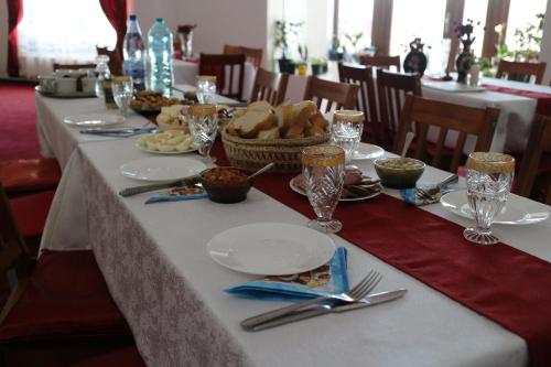 Ein Restaurant oder anderes Speiselokal in der Unterkunft La Casa Boierului 