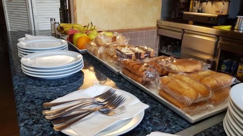 een aanrecht met borden, gebak en keukengerei bij Casa Fuentes in Poio