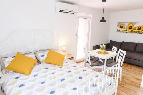 ein Schlafzimmer mit einem Bett und ein Wohnzimmer mit einem Sofa in der Unterkunft Adel apartment in Izola