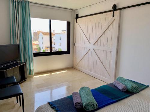 3 BEDROOM, 250m FROM THE BEACH! SWIMMING POOL, PARKING!