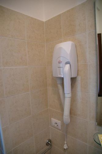 a hair dryer in a shower in a bathroom at Convento San Bernardino in Montefranco